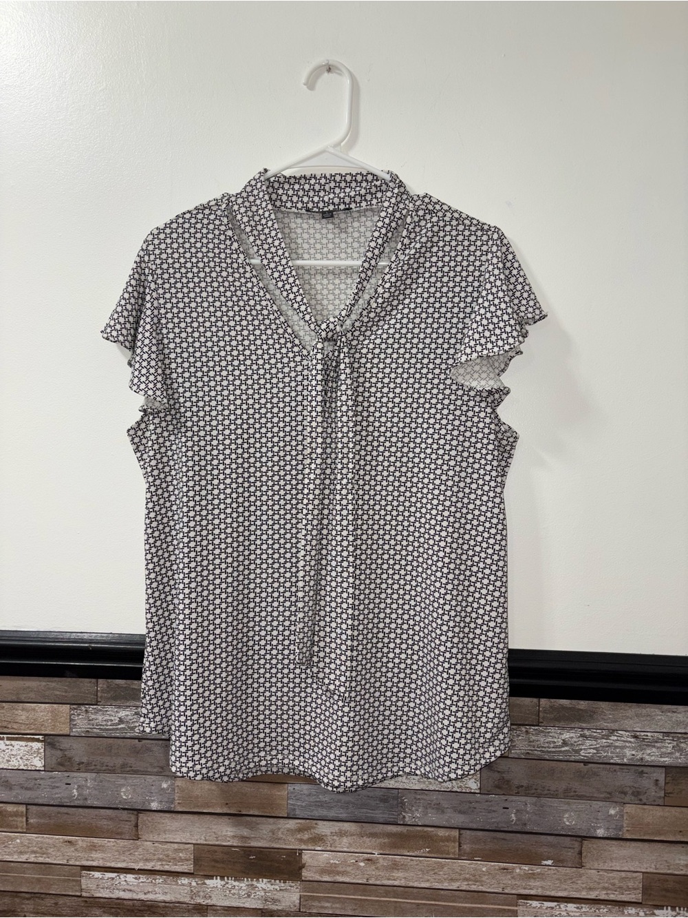 Adrianna Papell Black & White Tie-Neck Flutter Sleeve Blouse Size Large